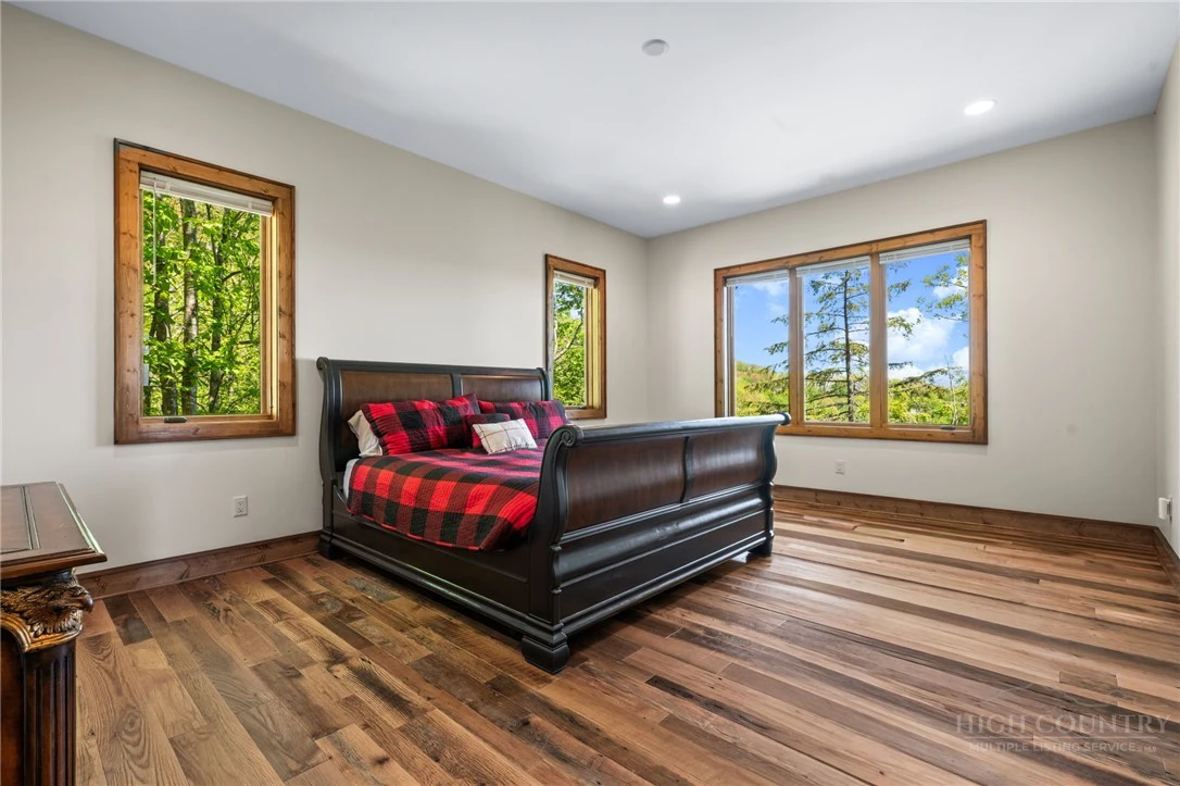 Image number 14 for the current listing