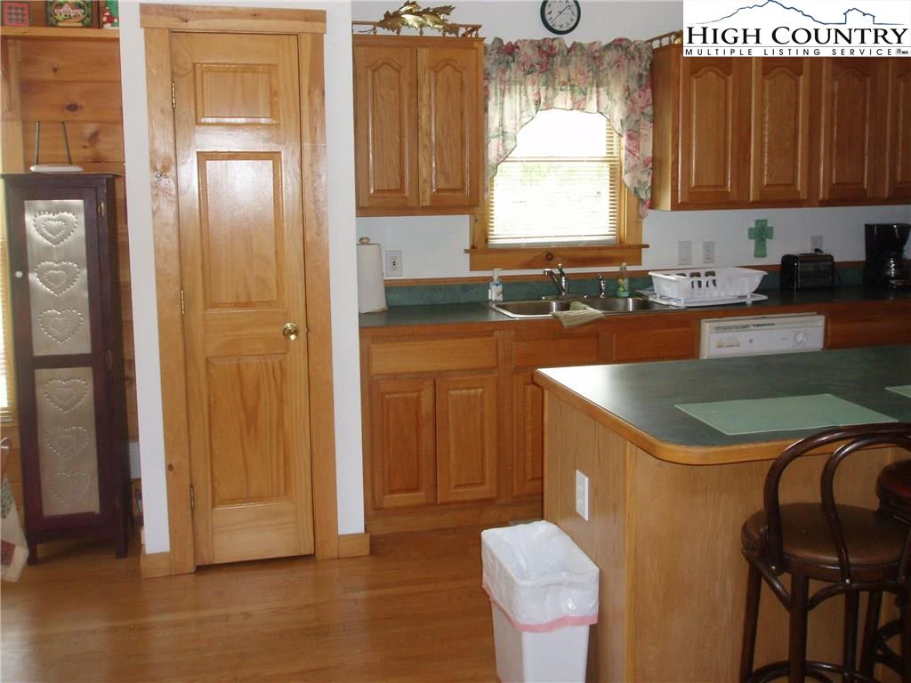 Image number 6 for the current listing