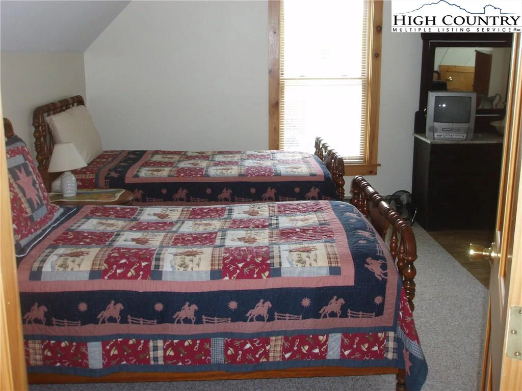 Image number 14 for the current listing