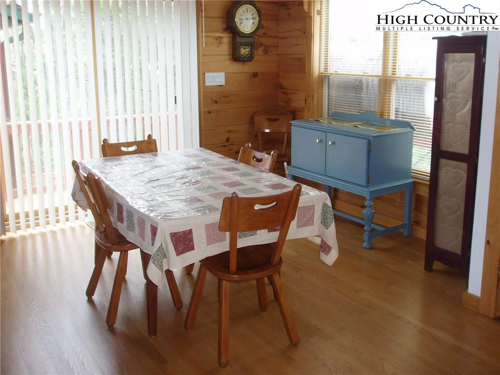 Image number 17 for the current listing