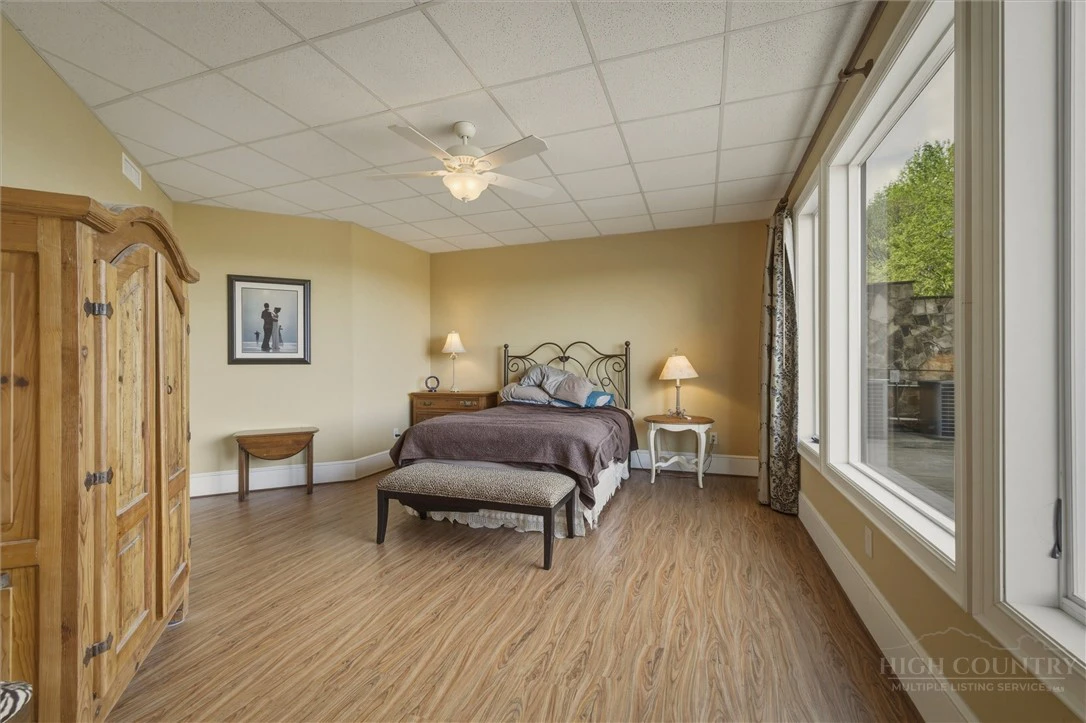 Image number 6 for the current listing