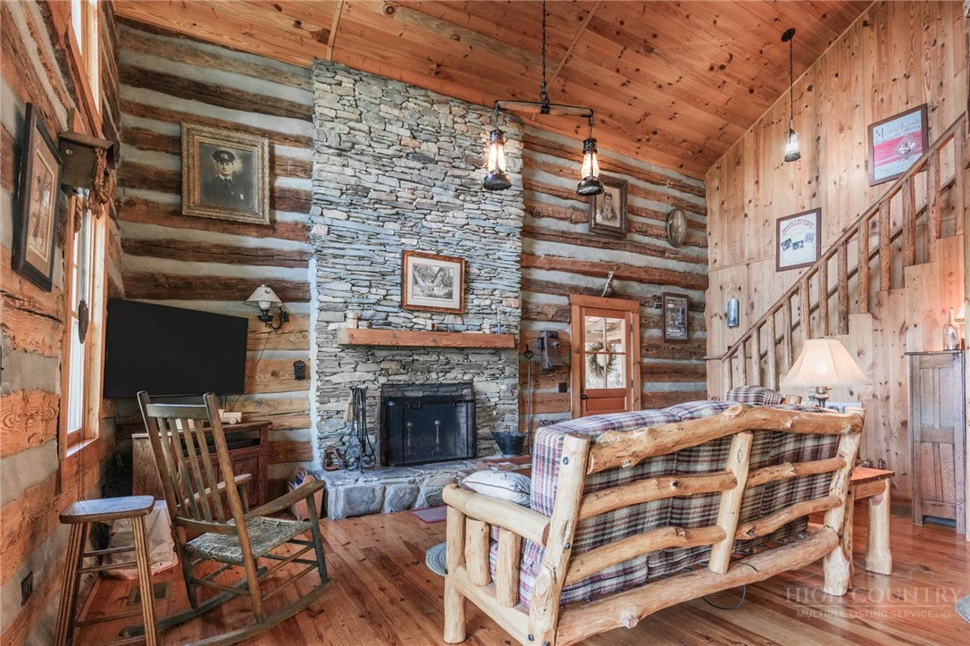 Image number 14 for the current listing