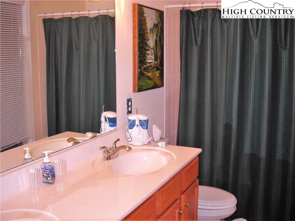 Image number 13 for the current listing