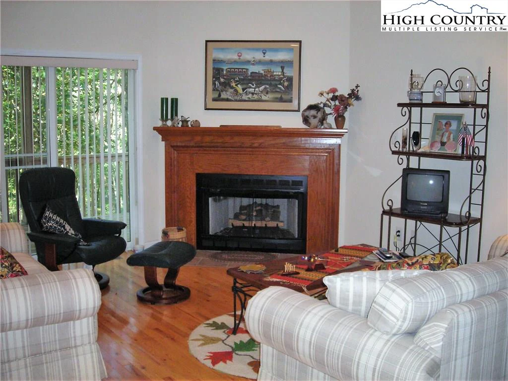 Image number 26 for the current listing