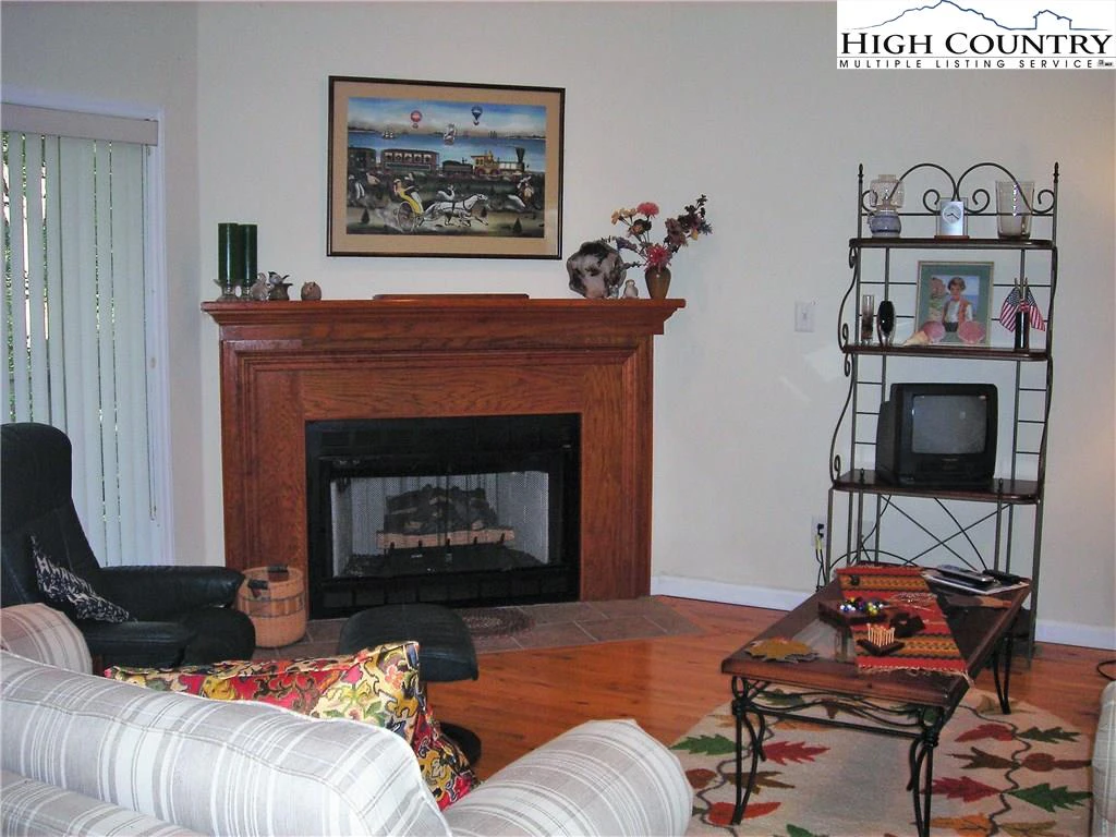 Image number 25 for the current listing