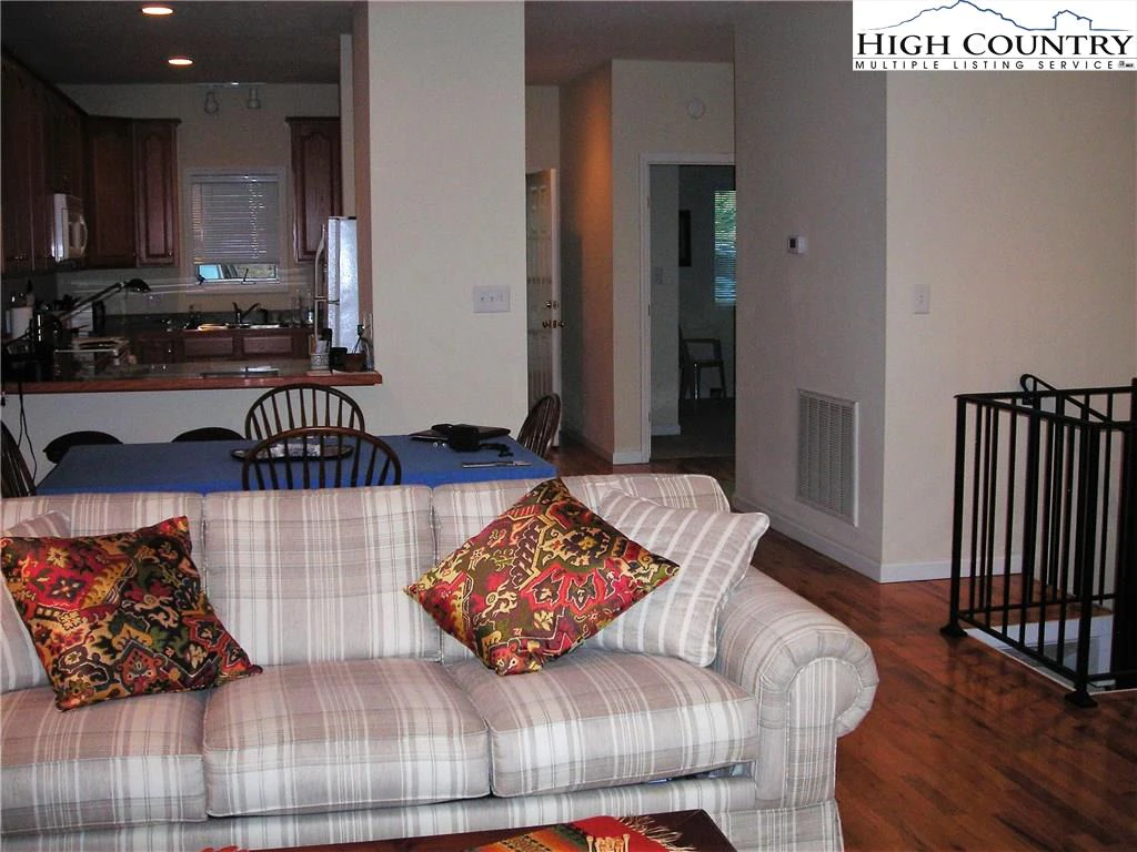 Image number 21 for the current listing