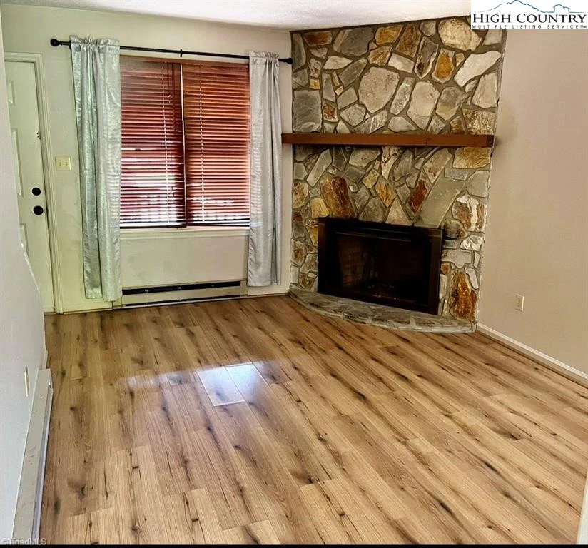 Image number 3 for the current listing