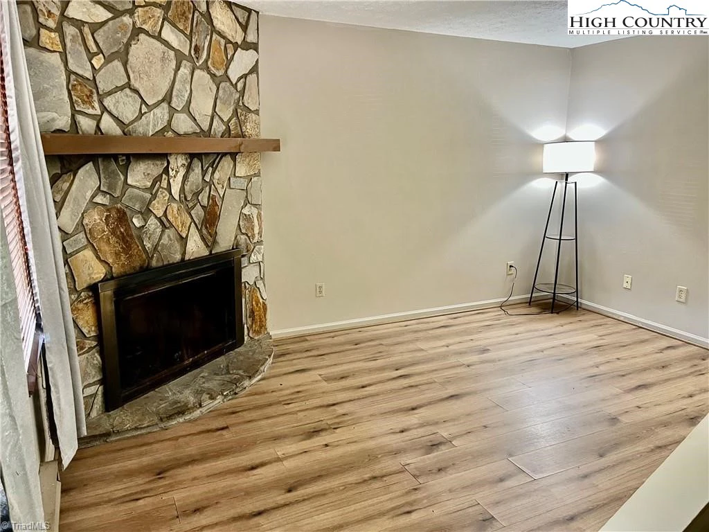 Image number 4 for the current listing