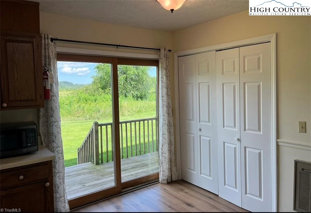 Image number 6 for the current listing