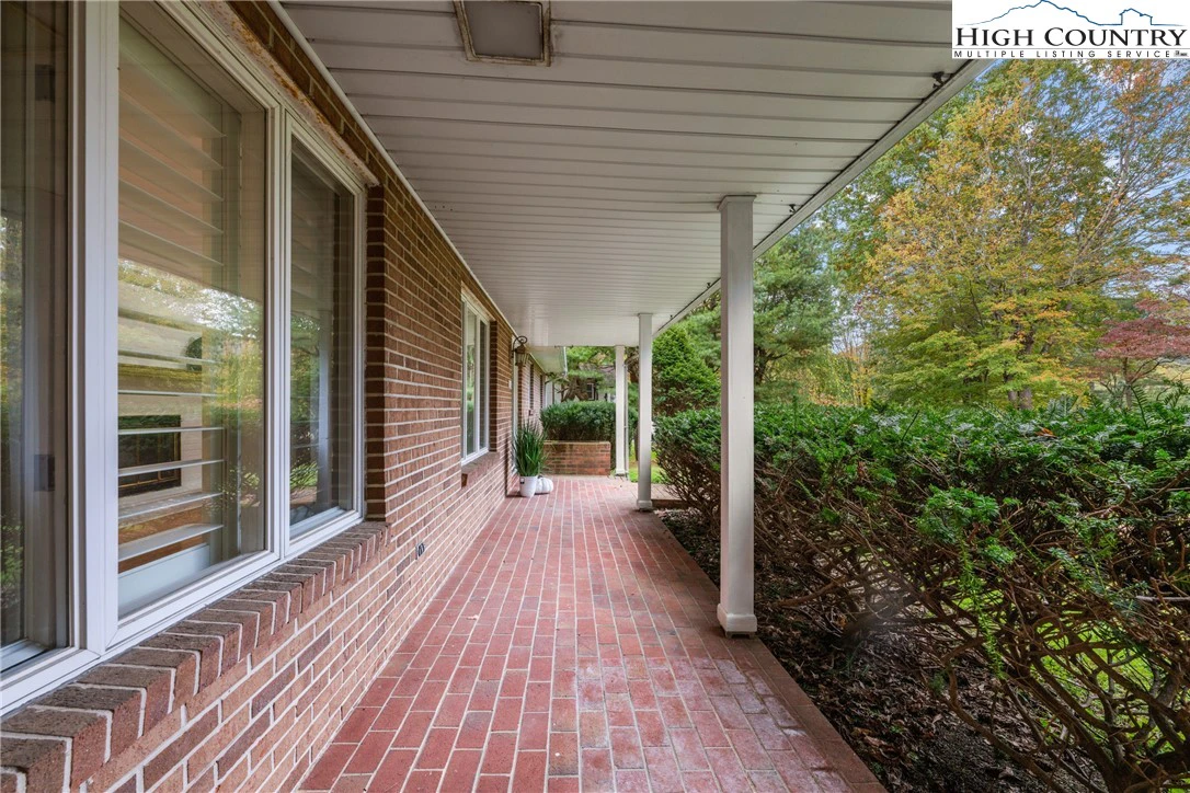 Image number 17 for the current listing