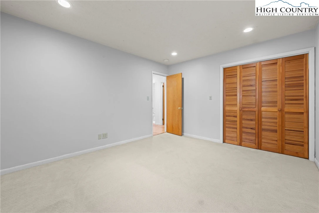 Image number 4 for the current listing
