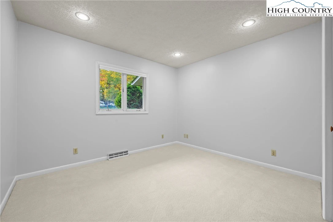 Image number 3 for the current listing