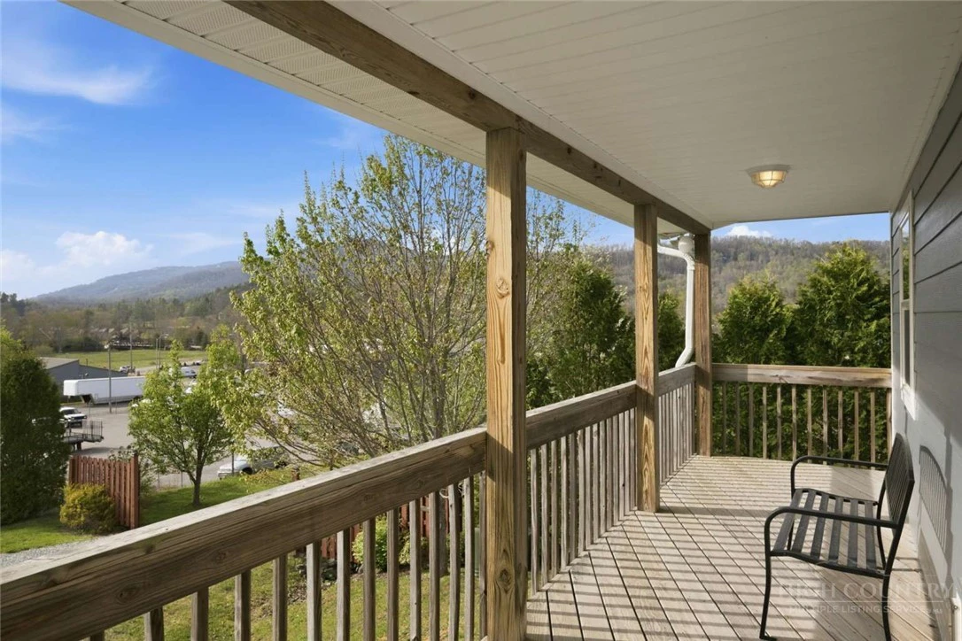 Image number 19 for the current listing