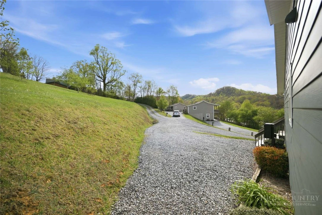 Image number 17 for the current listing