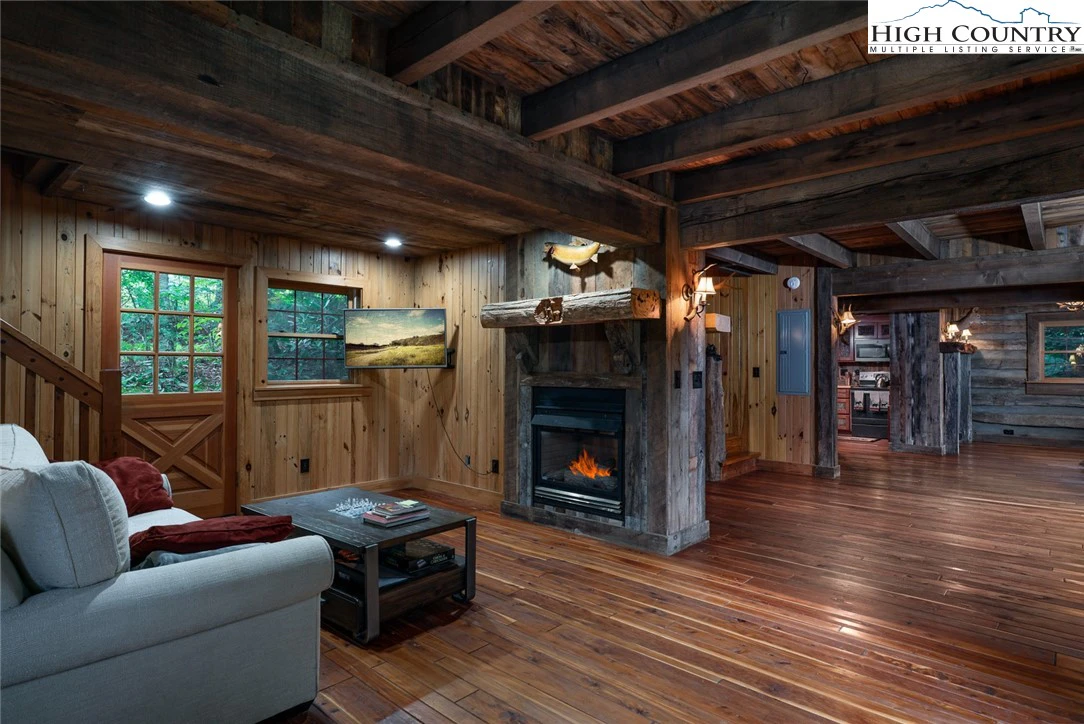 Image number 4 for the current listing