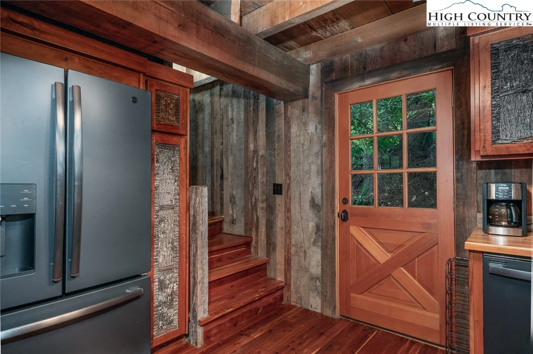 Image number 9 for the current listing
