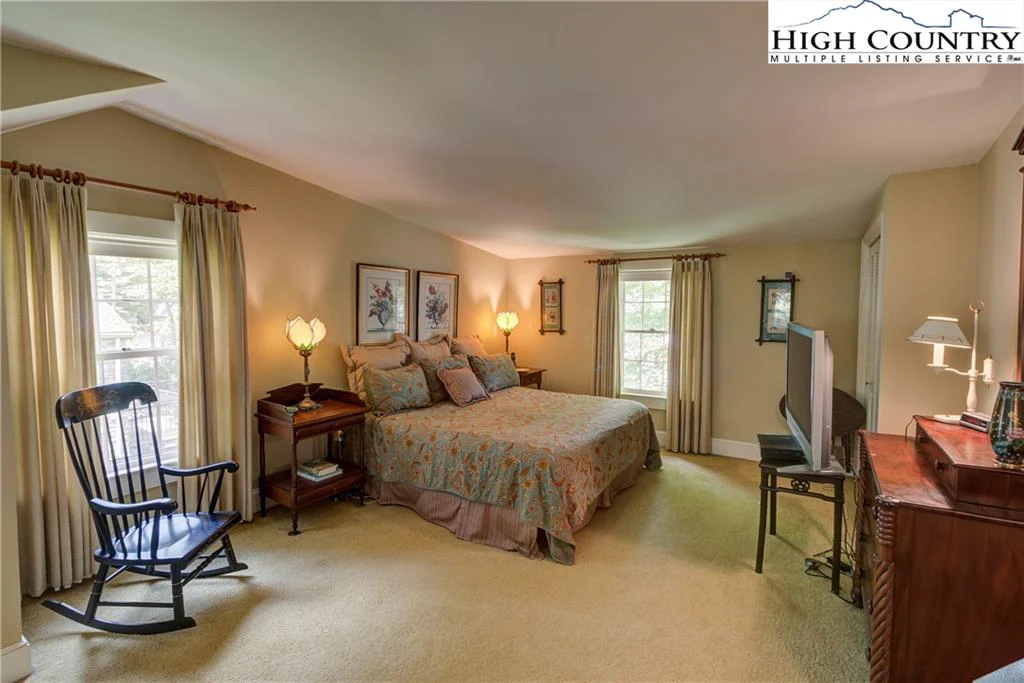 Image number 15 for the current listing