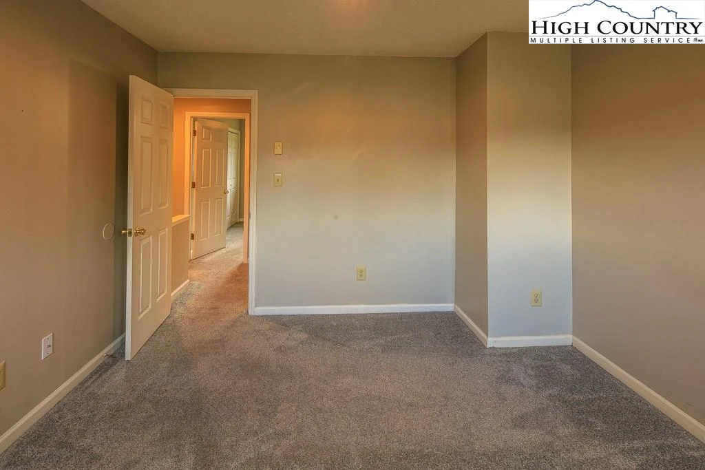 Image number 7 for the current listing