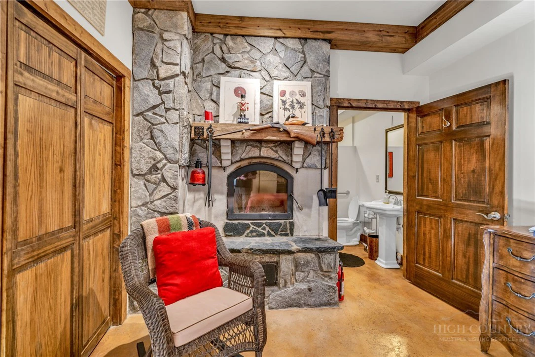Image number 13 for the current listing