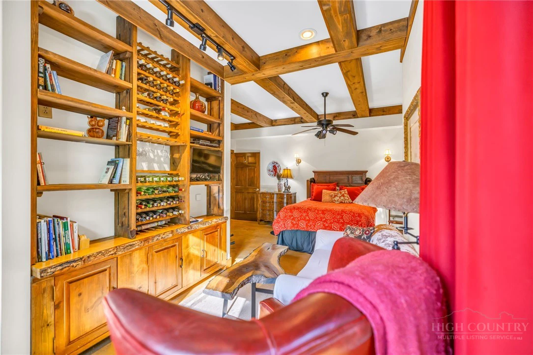 Image number 11 for the current listing
