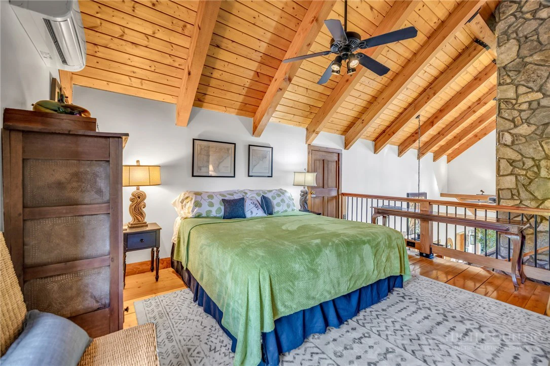 Image number 4 for the current listing