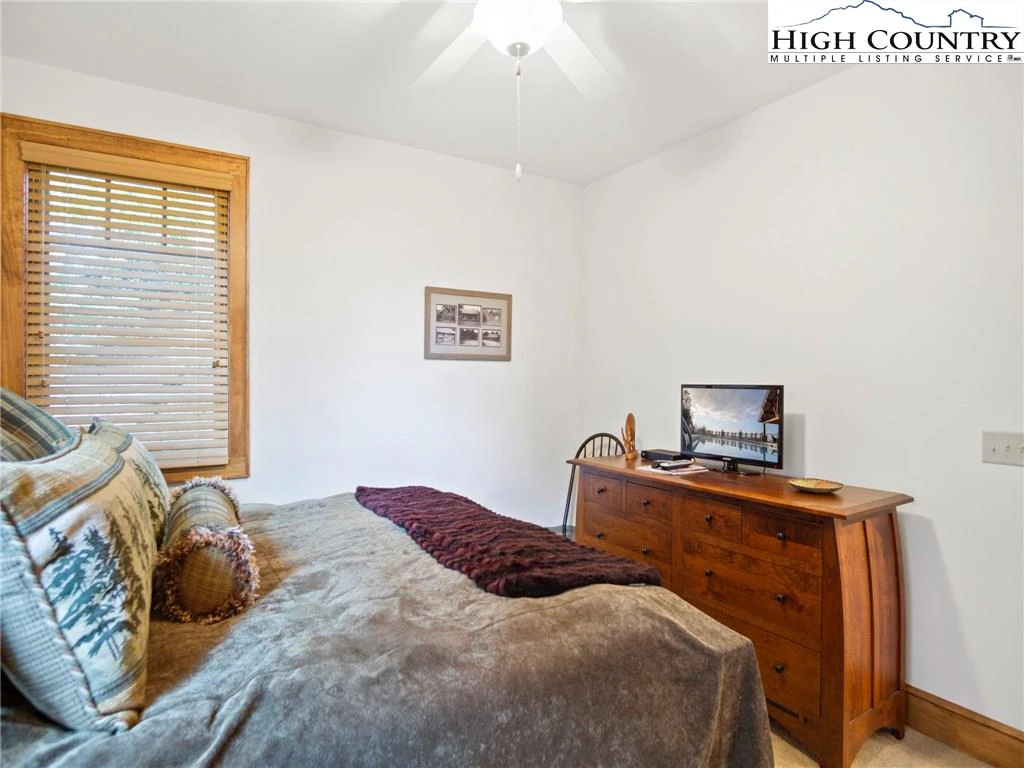 Image number 14 for the current listing