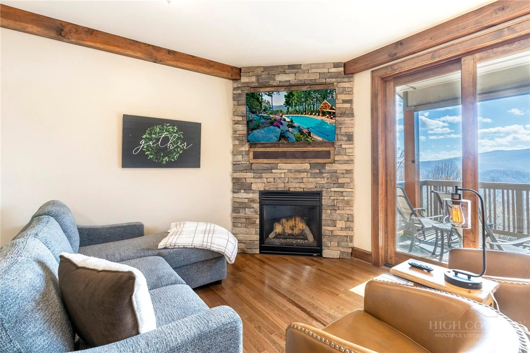 Image number 10 for the current listing