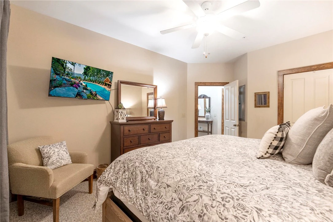 Image number 19 for the current listing