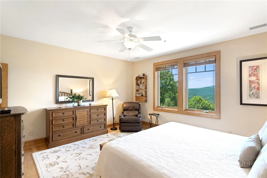 Image number 18 for the current listing