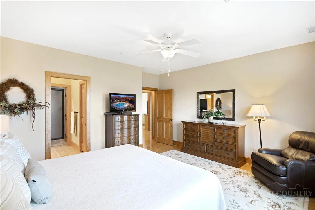 Image number 19 for the current listing