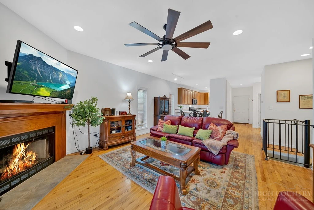 Image number 3 for the current listing