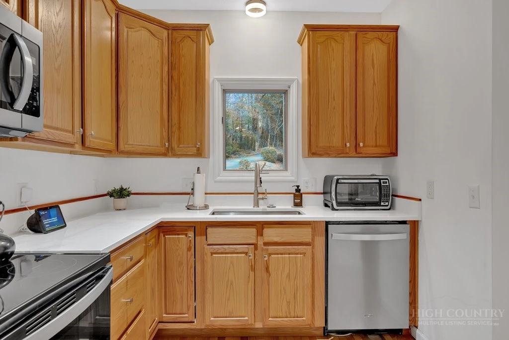 Image number 14 for the current listing