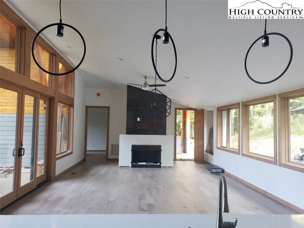 Image number 5 for the current listing