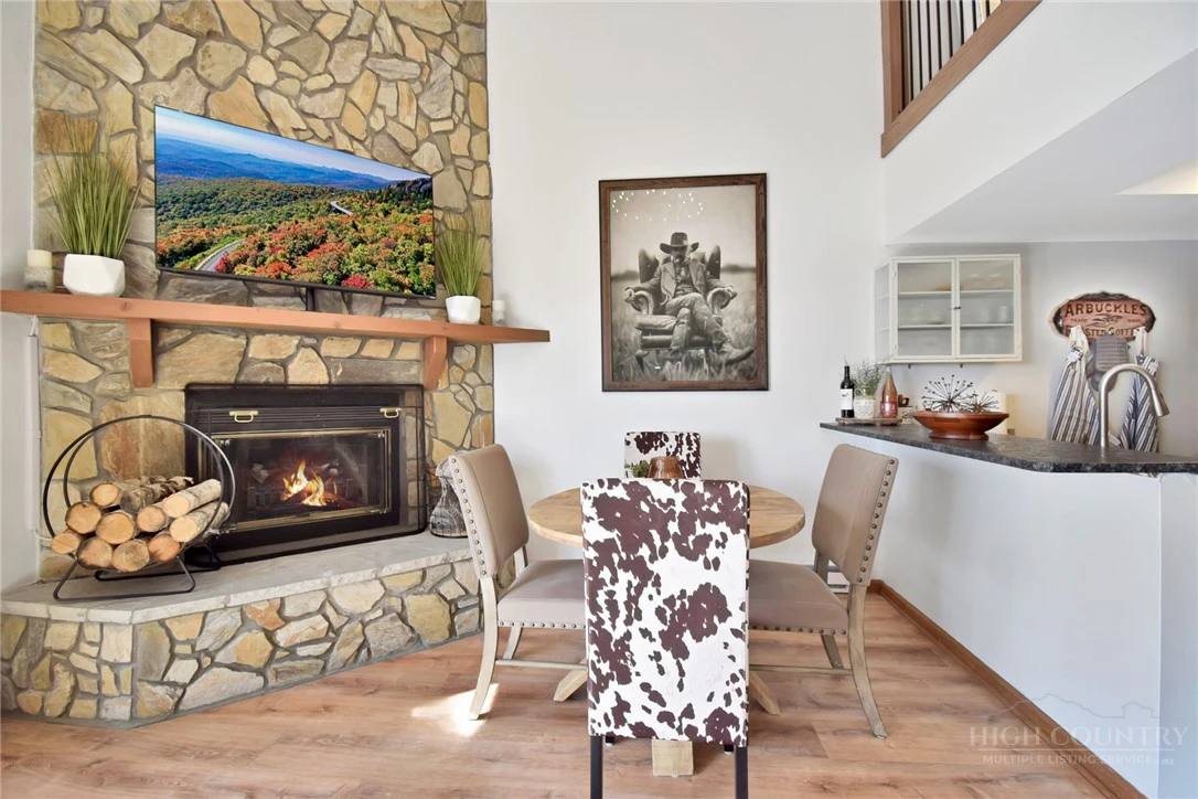 Image number 4 for the current listing