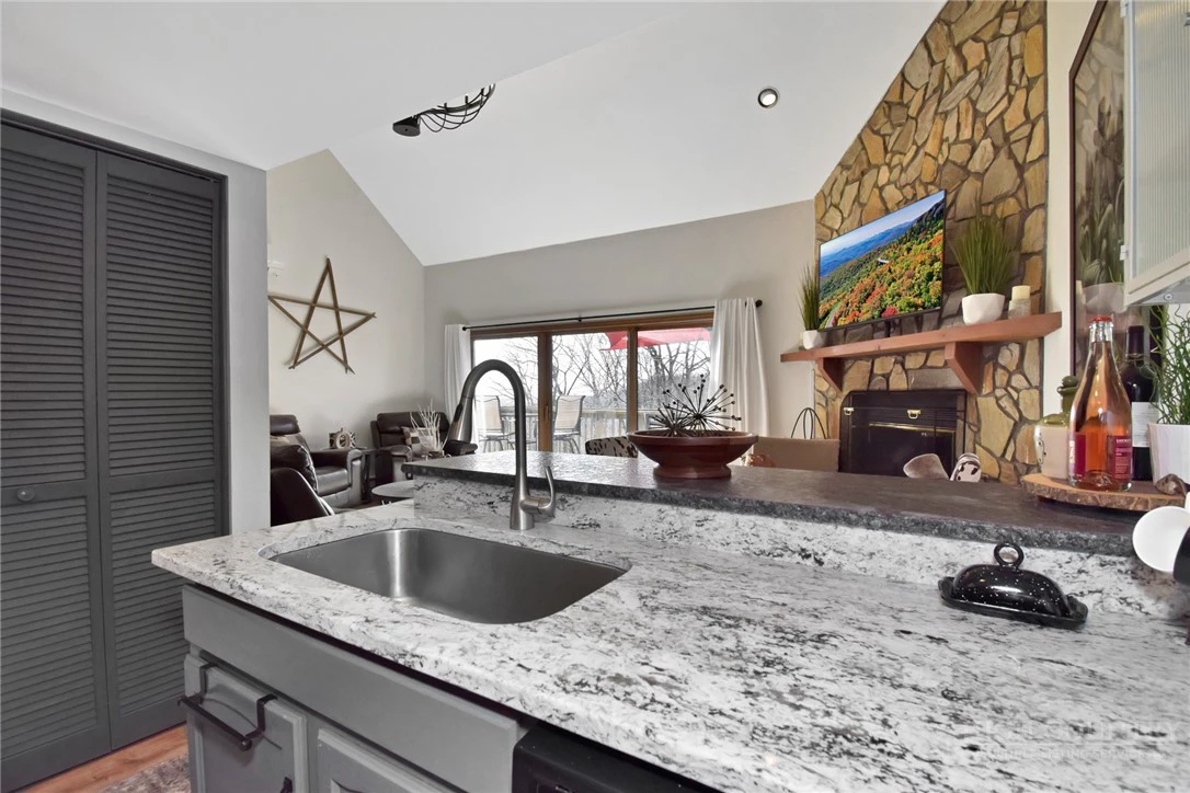 Image number 9 for the current listing