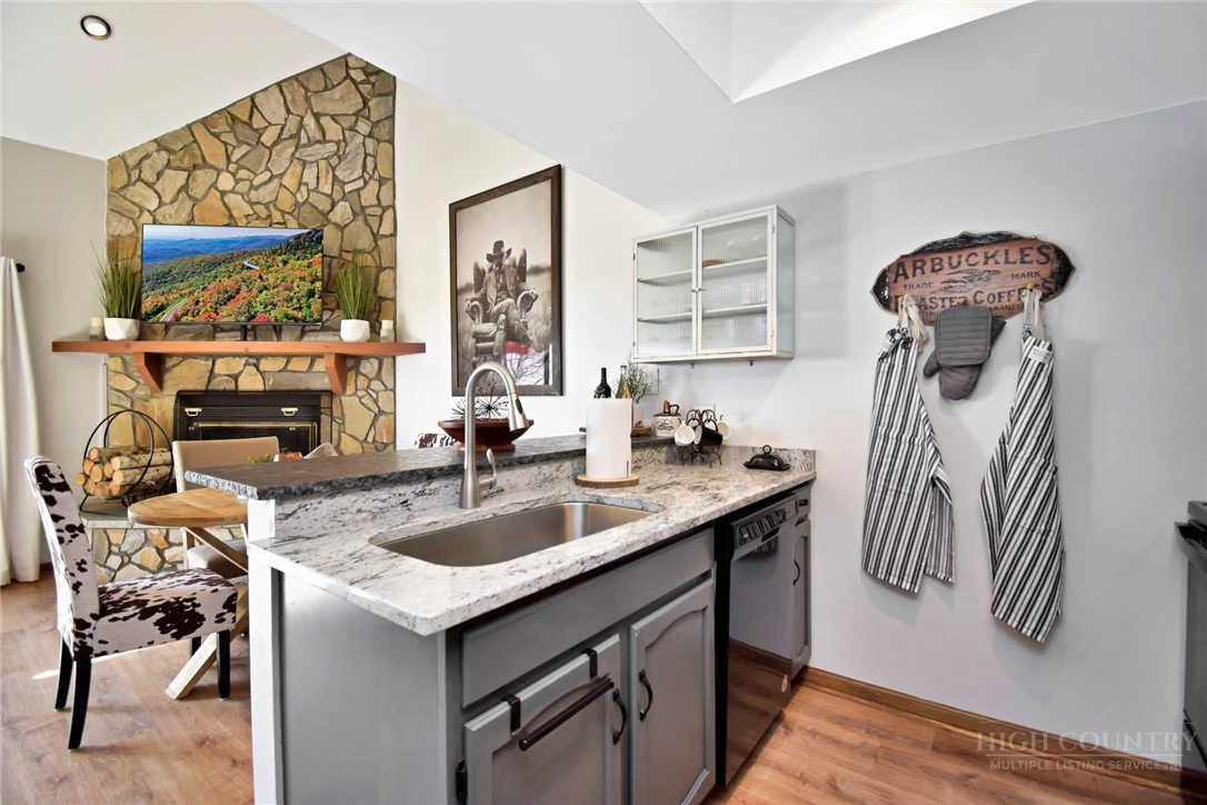 Image number 10 for the current listing