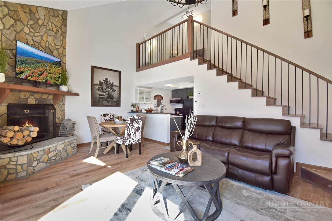 Image number 13 for the current listing