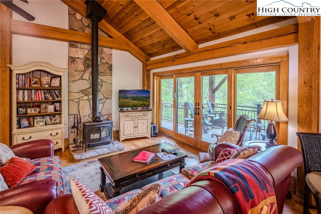 Image number 33 for the current listing