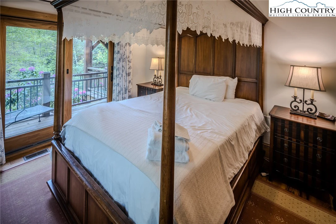 Image number 4 for the current listing