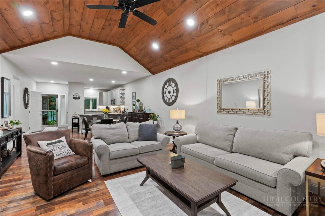Image number 7 for the current listing