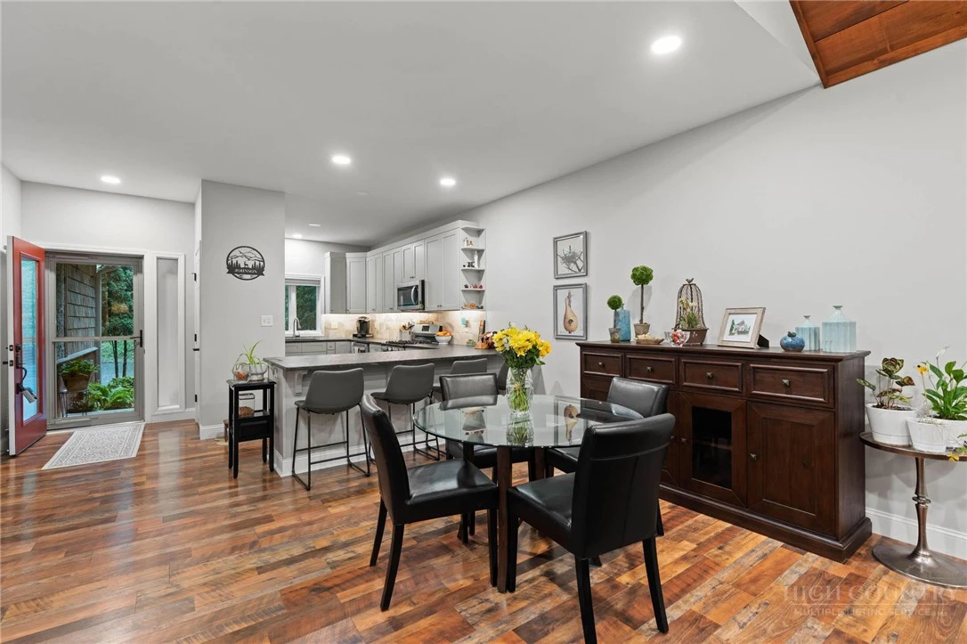 Image number 11 for the current listing