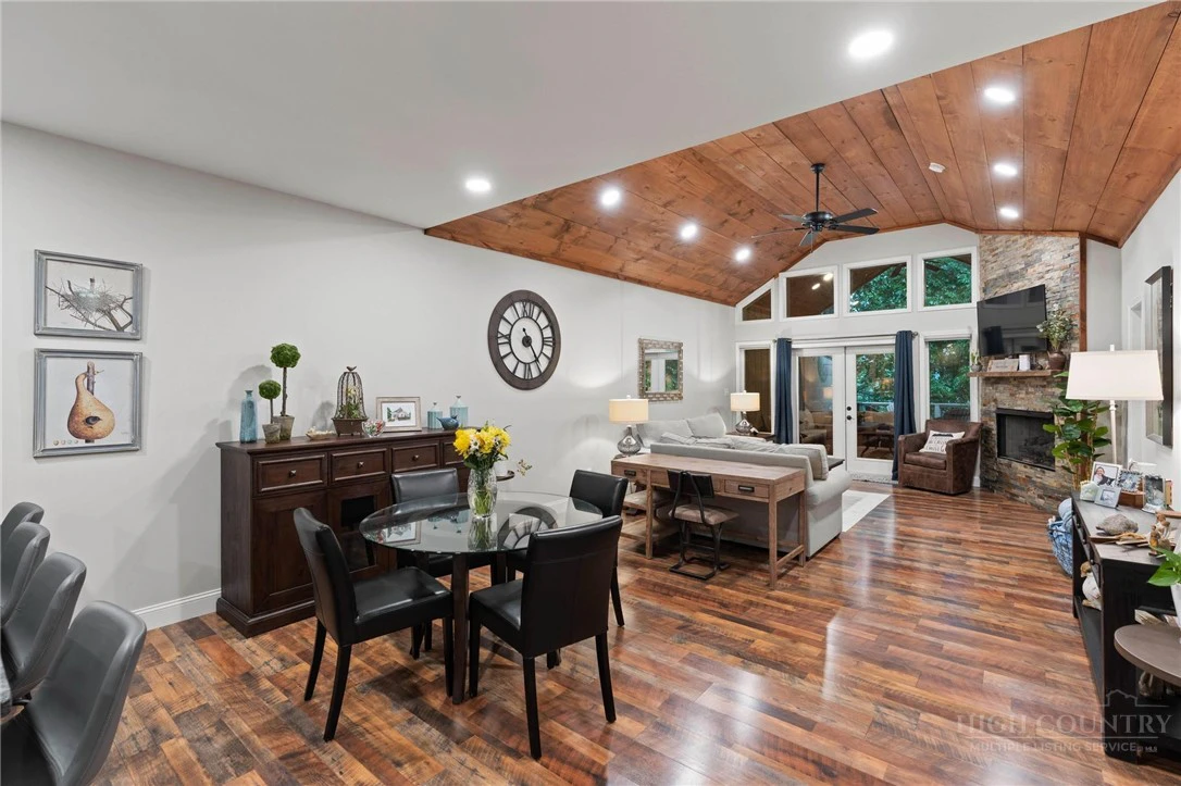 Image number 9 for the current listing