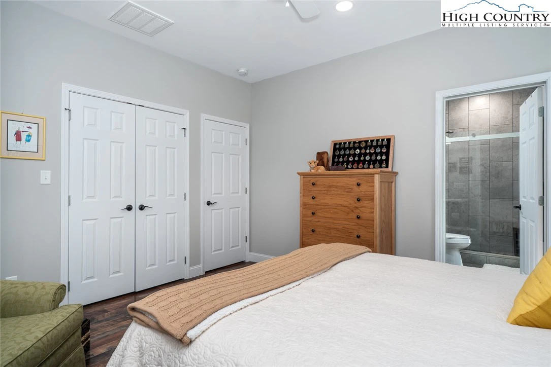 Image number 3 for the current listing