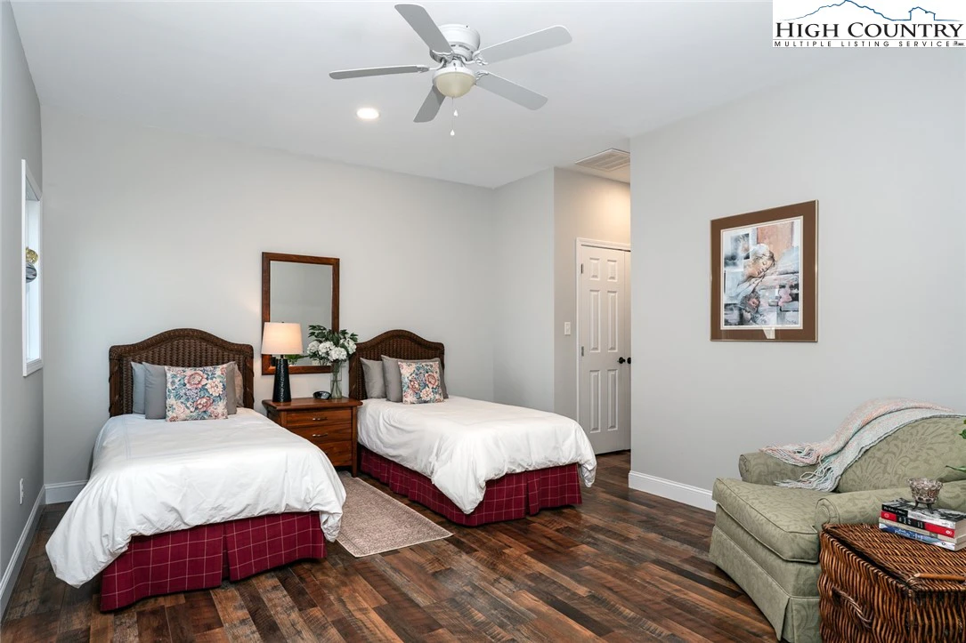 Image number 5 for the current listing