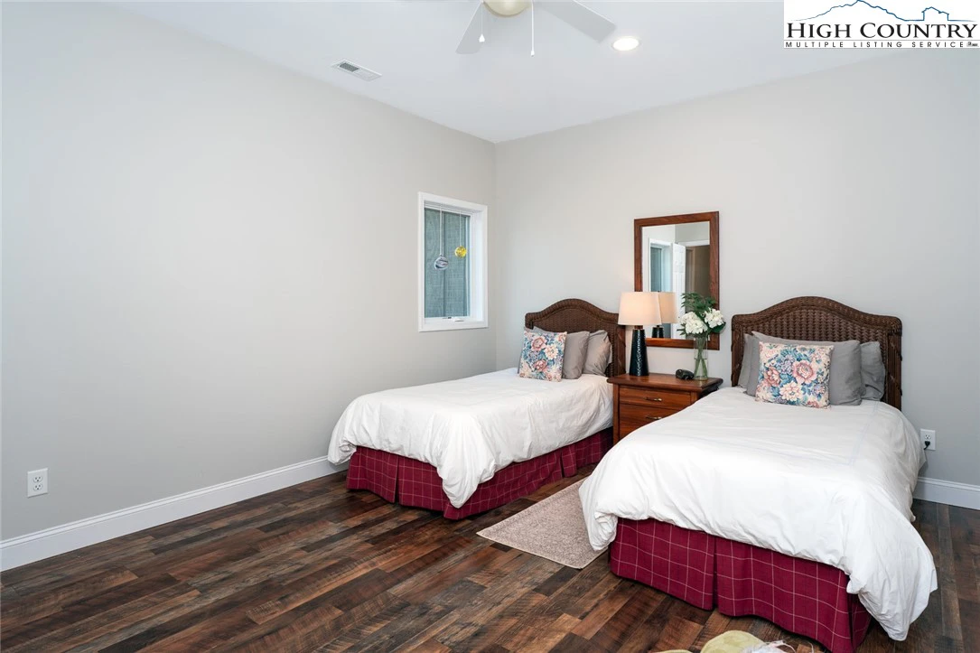 Image number 6 for the current listing