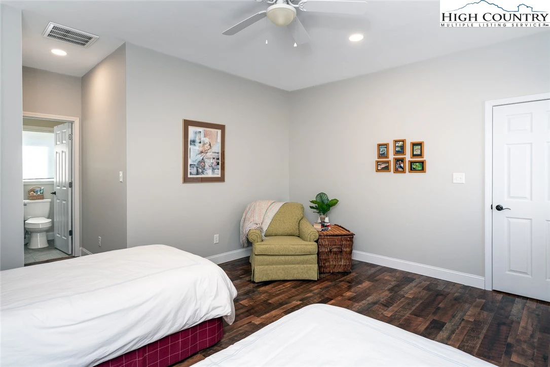 Image number 7 for the current listing
