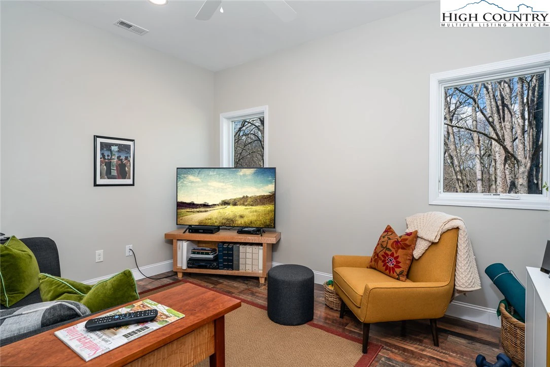 Image number 11 for the current listing