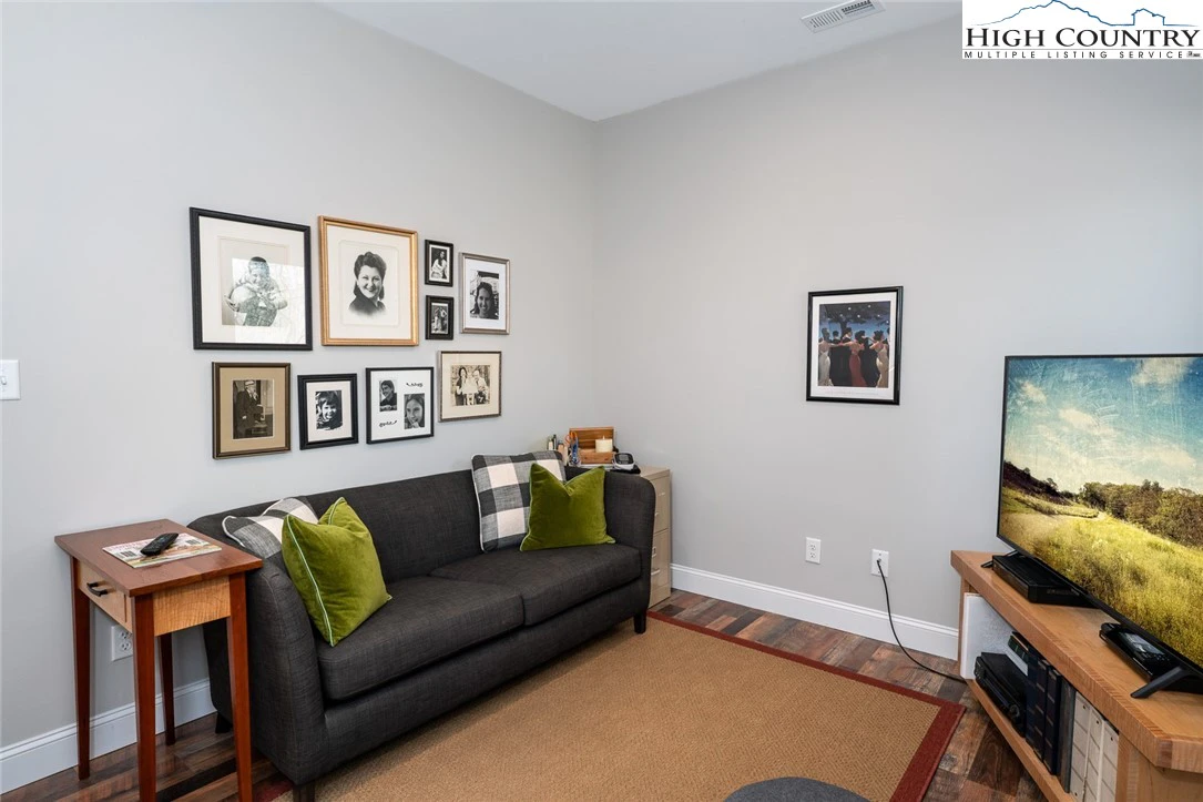 Image number 14 for the current listing