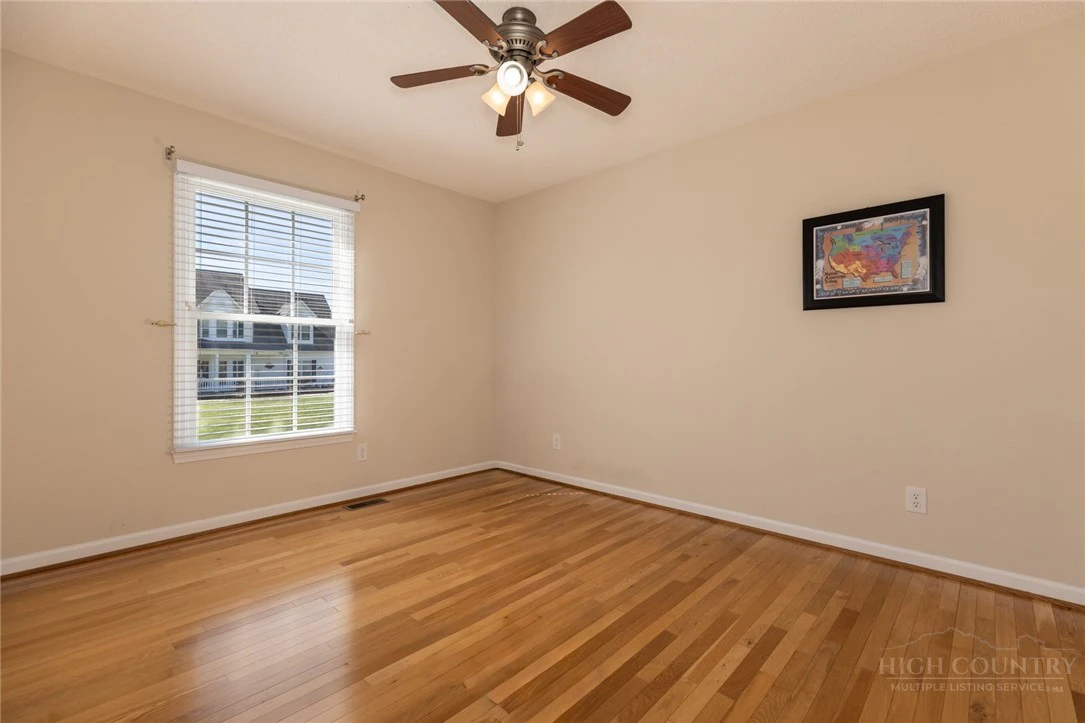 Image number 16 for the current listing