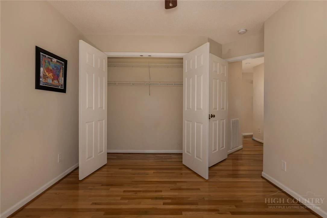 Image number 18 for the current listing